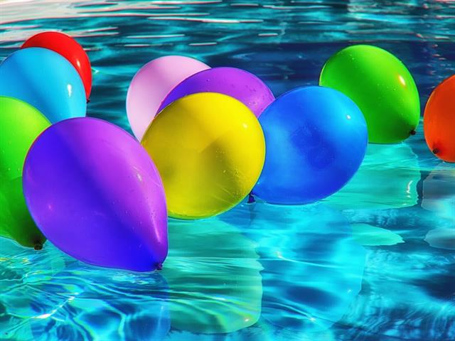 Luftballons im Wasser